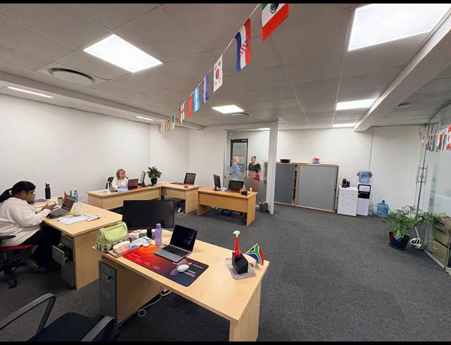 123M² OFFICE TO LET IN MIDRIDGE PARK